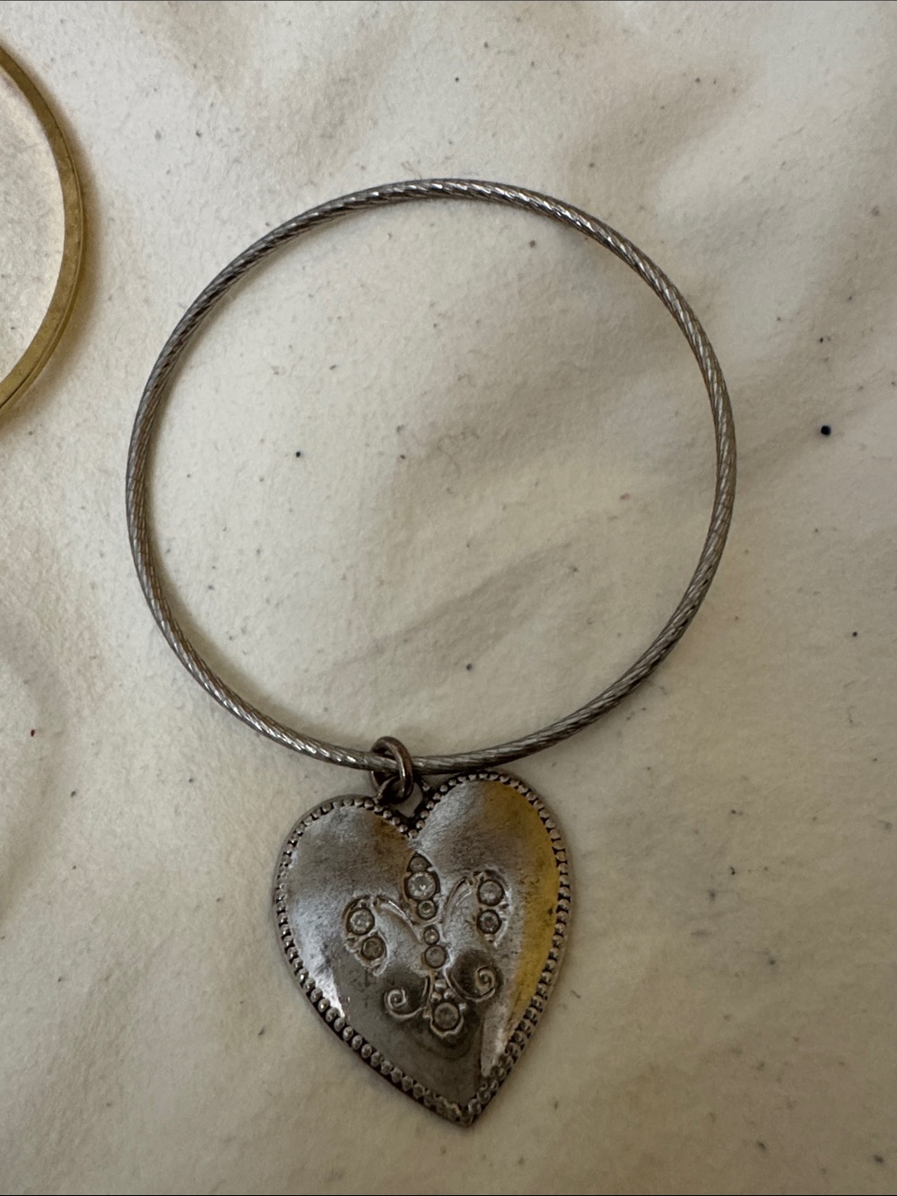 Pre- Own Juicy Couture Silver Tone Heart Charm Bangle Set with Logo Discs - Picture 3 of 9